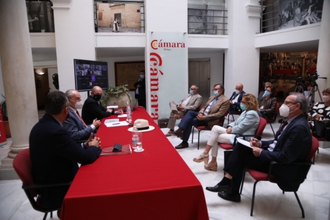 De la Torre presents the project to the executive committee of the Chamber of Commerce