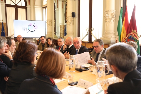 Reunión de trabajo del Ayuntamiento, Junta de Andalucía, Diputación Provincial, Gobierno Central y empresarios con el BIE